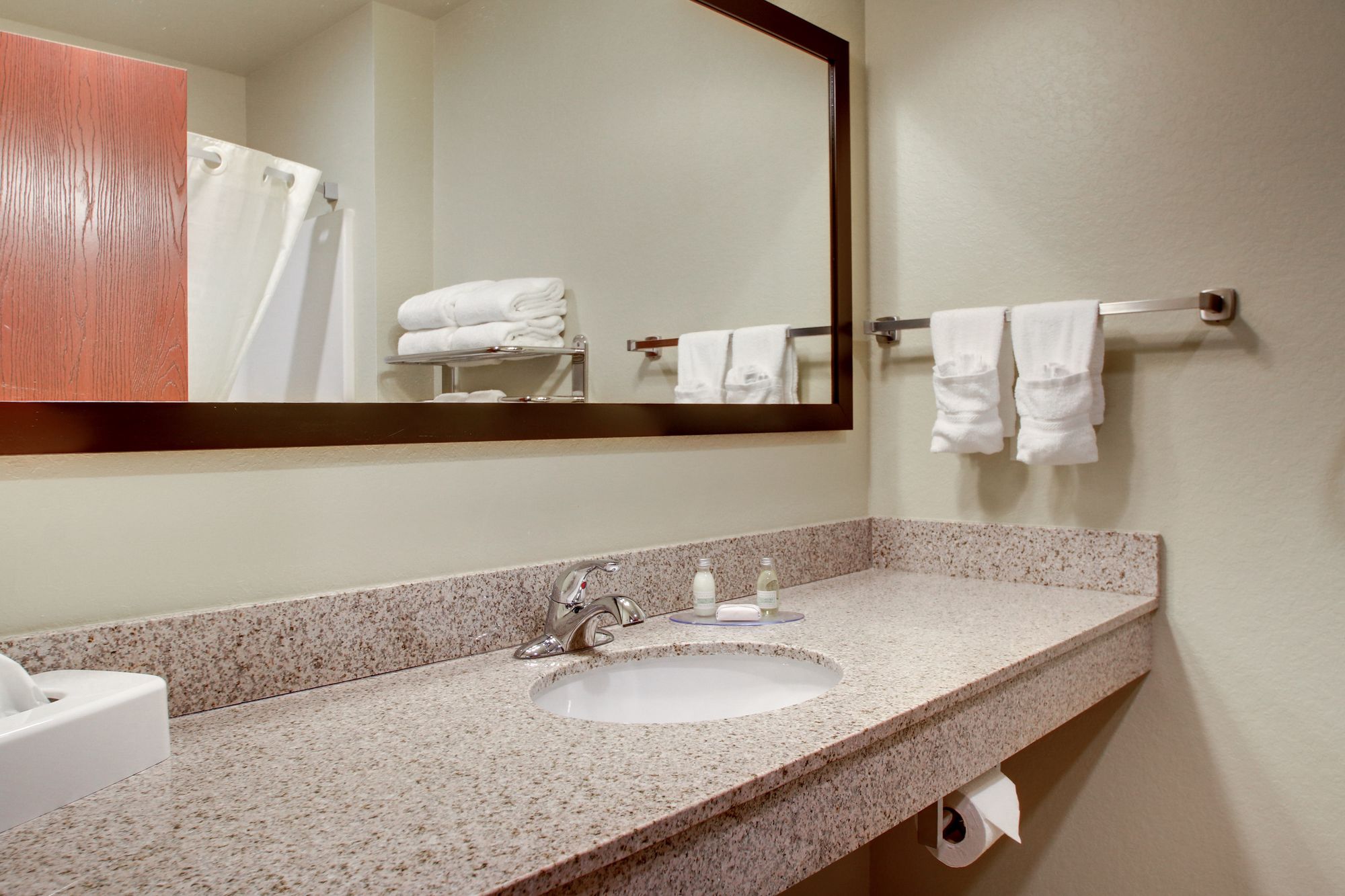 Cobblestone Hotel & Suites
