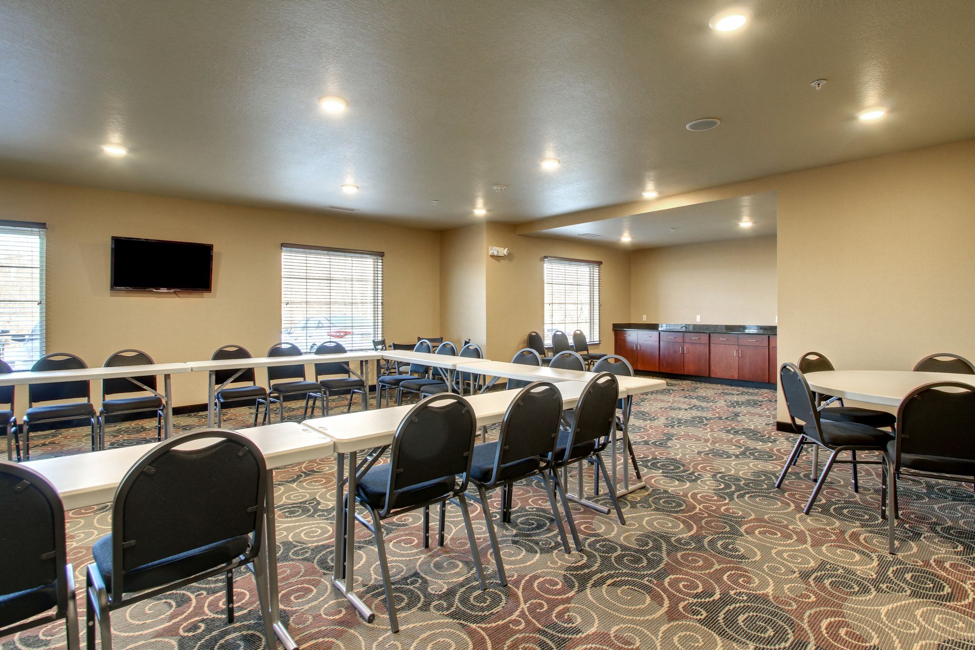 Cobblestone Hotel & Suites