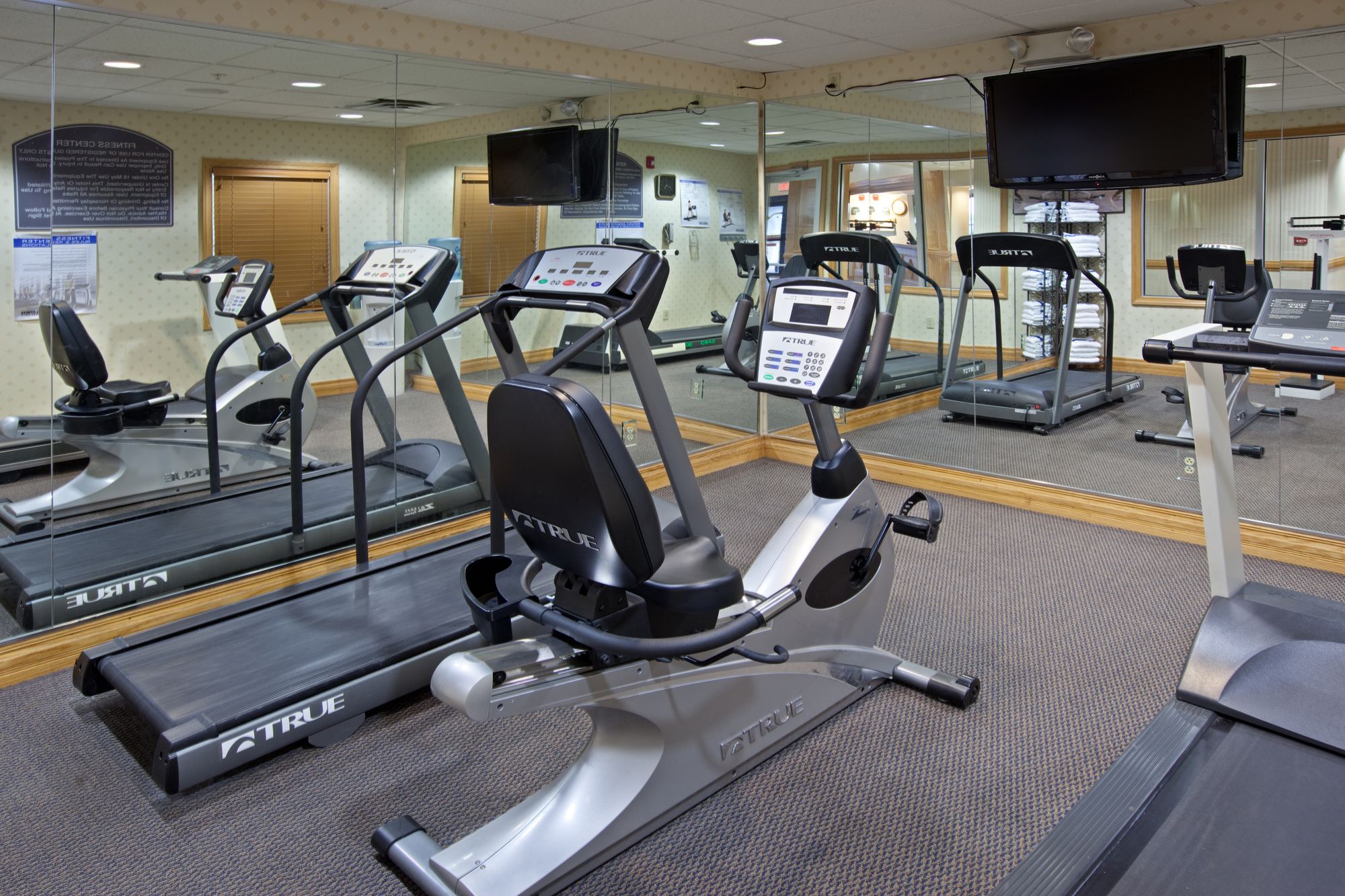 Holiday Inn Express & Suites Scottsburg