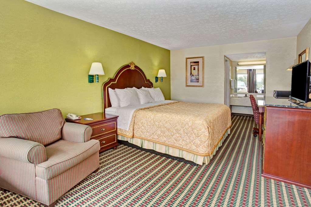Travelodge by Wyndham Sellersburg / Louisville North