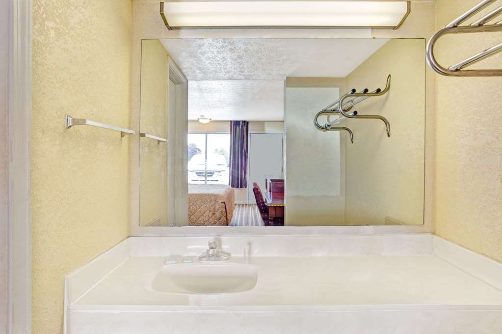 Travelodge by Wyndham Sellersburg / Louisville North