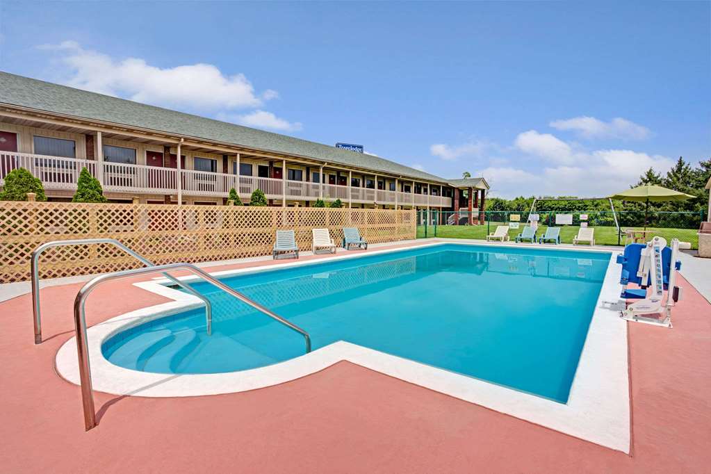 Travelodge by Wyndham Sellersburg / Louisville North
