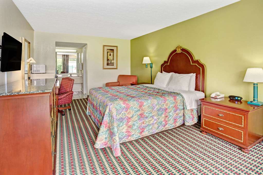 Travelodge by Wyndham Sellersburg / Louisville North