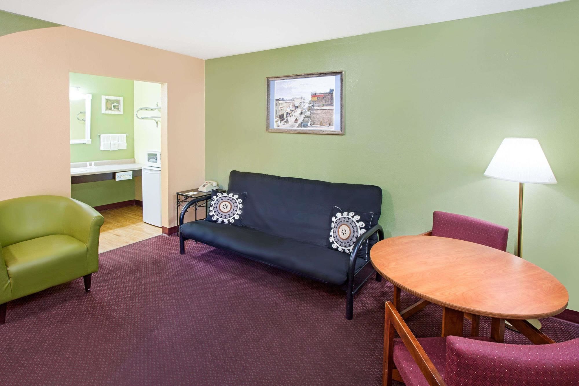 Days Inn & Suites by Wyndham Terre Haute
