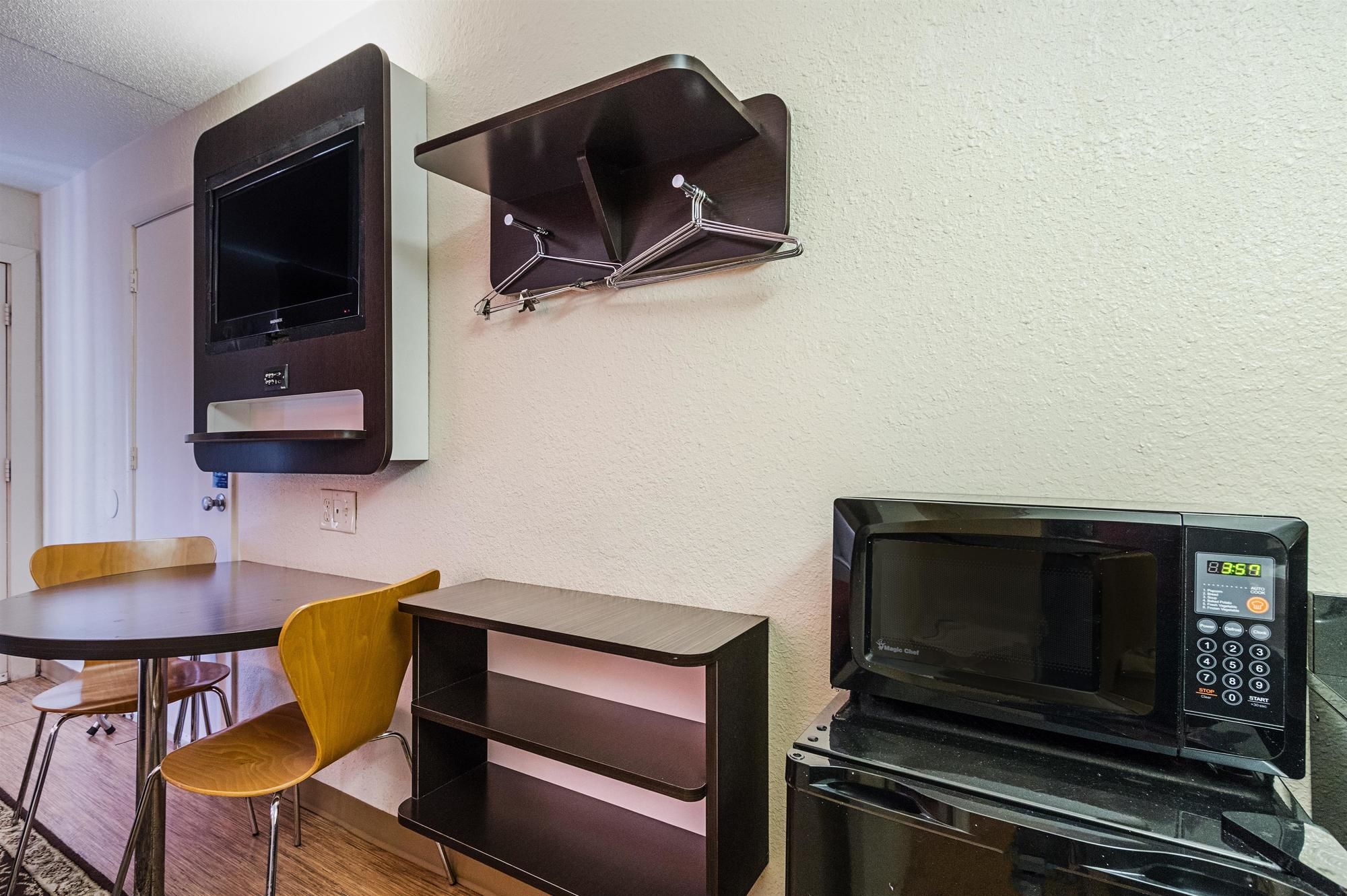 Econo Lodge Inn & Suites