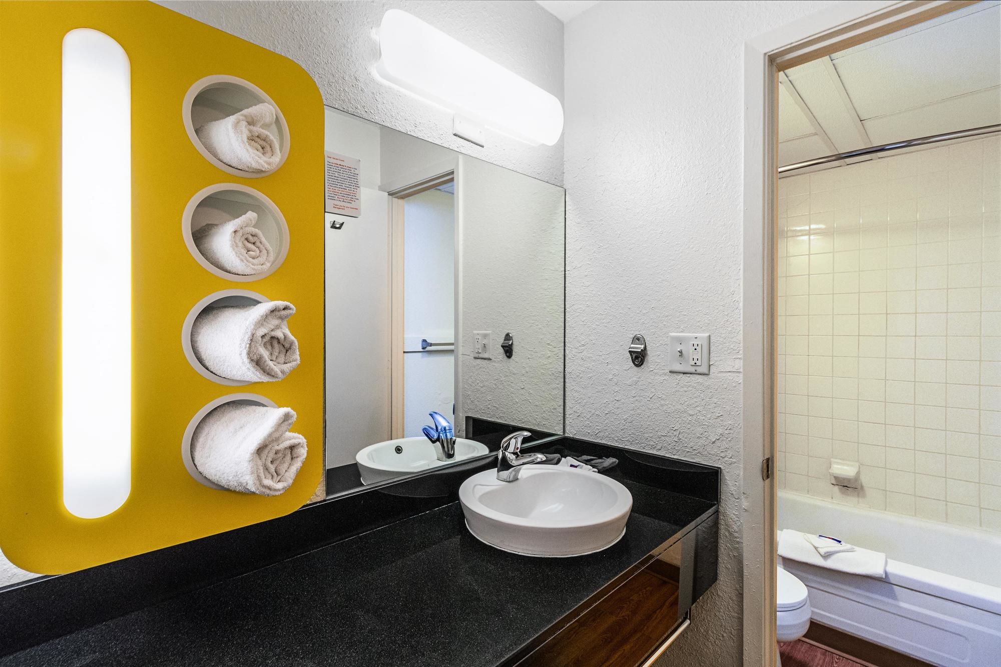 Econo Lodge Inn & Suites