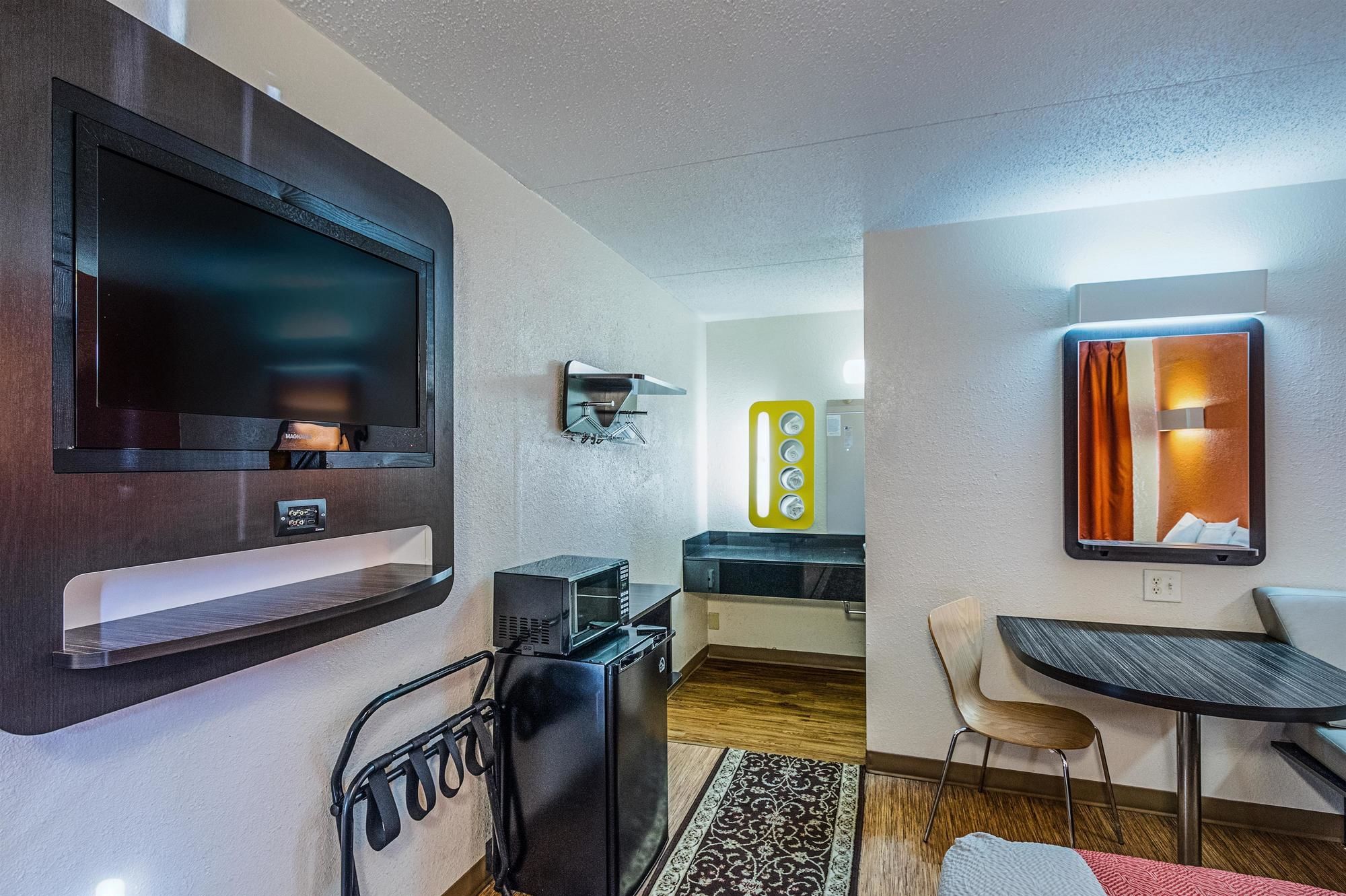 Econo Lodge Inn & Suites