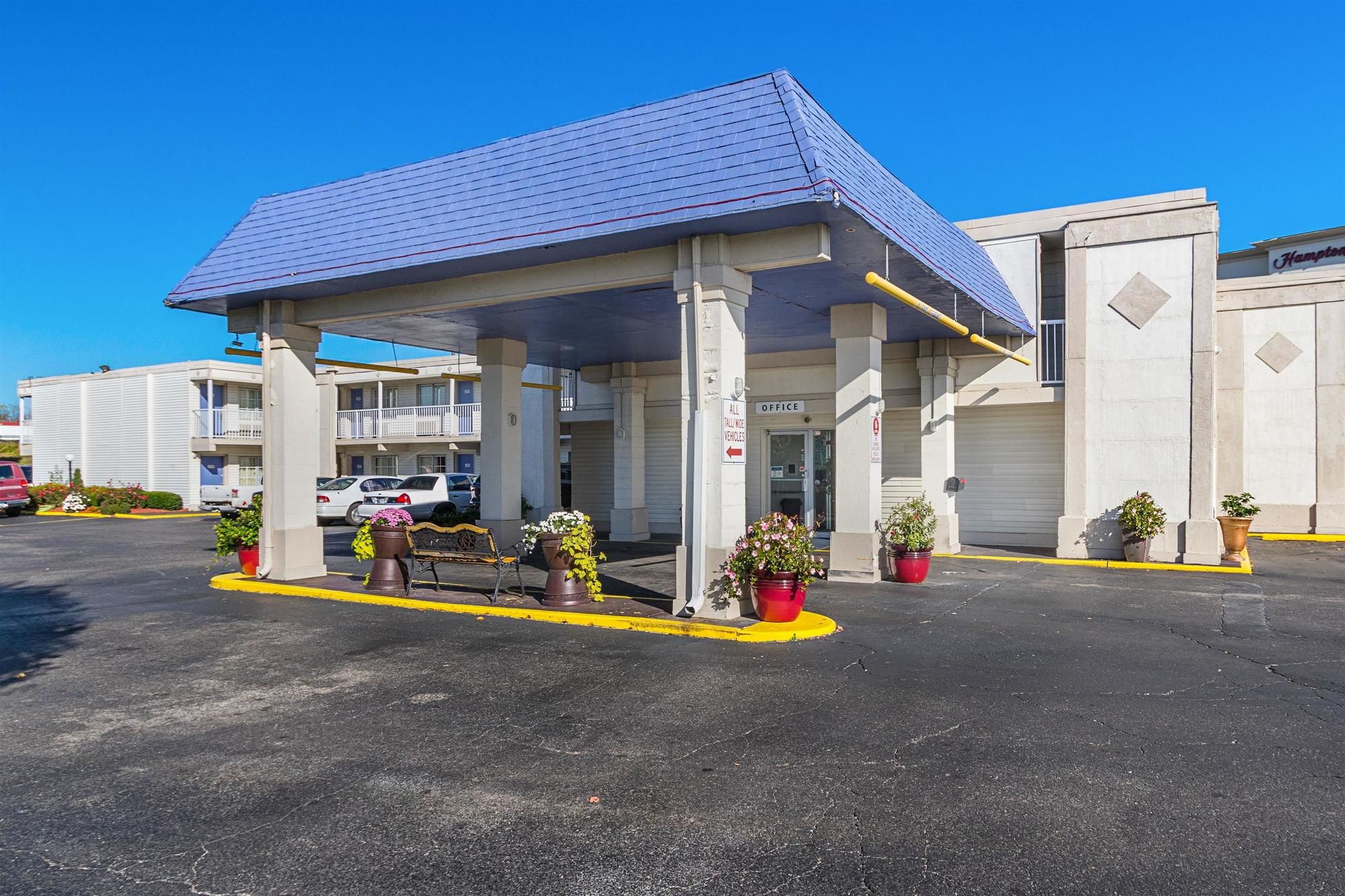 Econo Lodge Inn & Suites