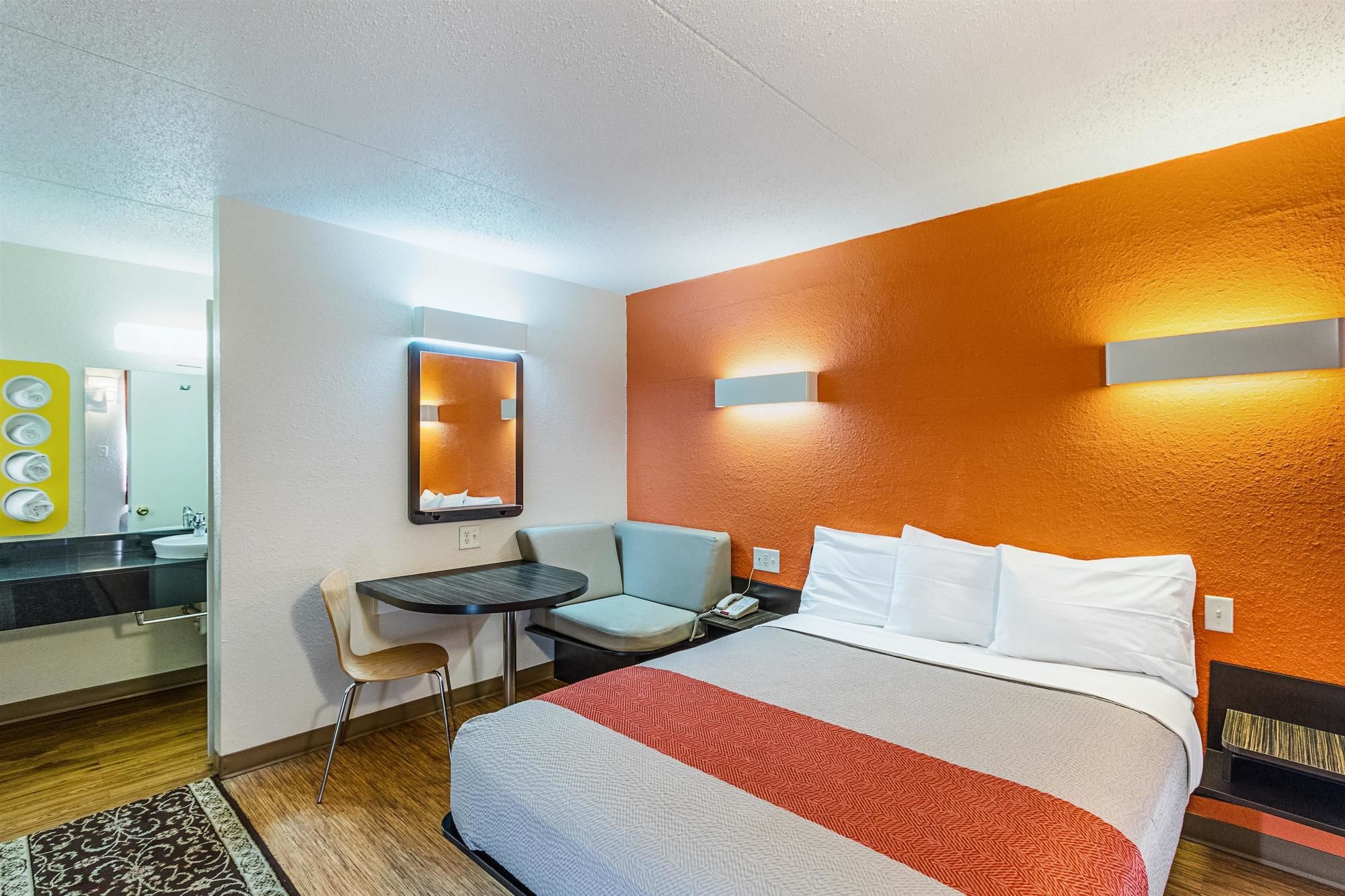 Econo Lodge Inn & Suites