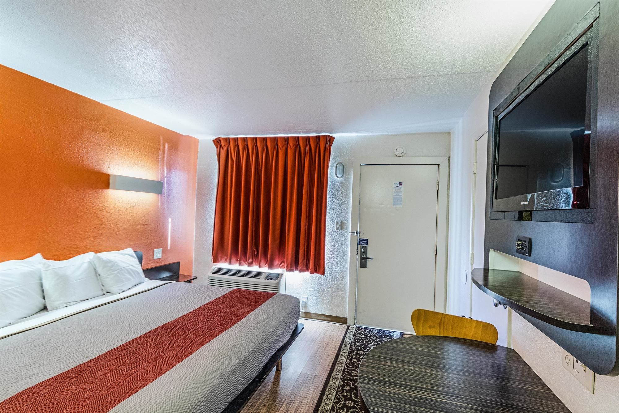 Econo Lodge Inn & Suites