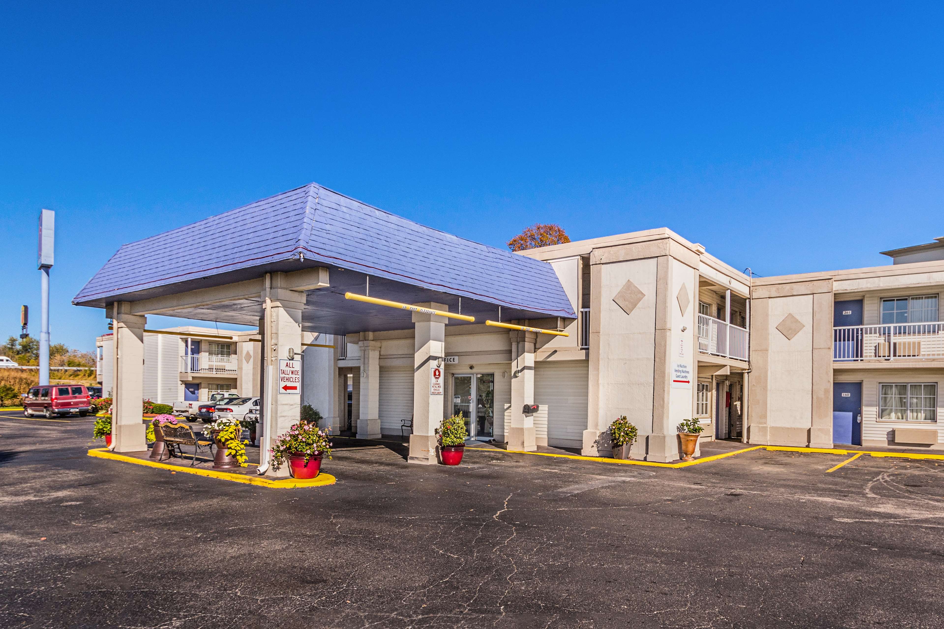 Econo Lodge Inn & Suites