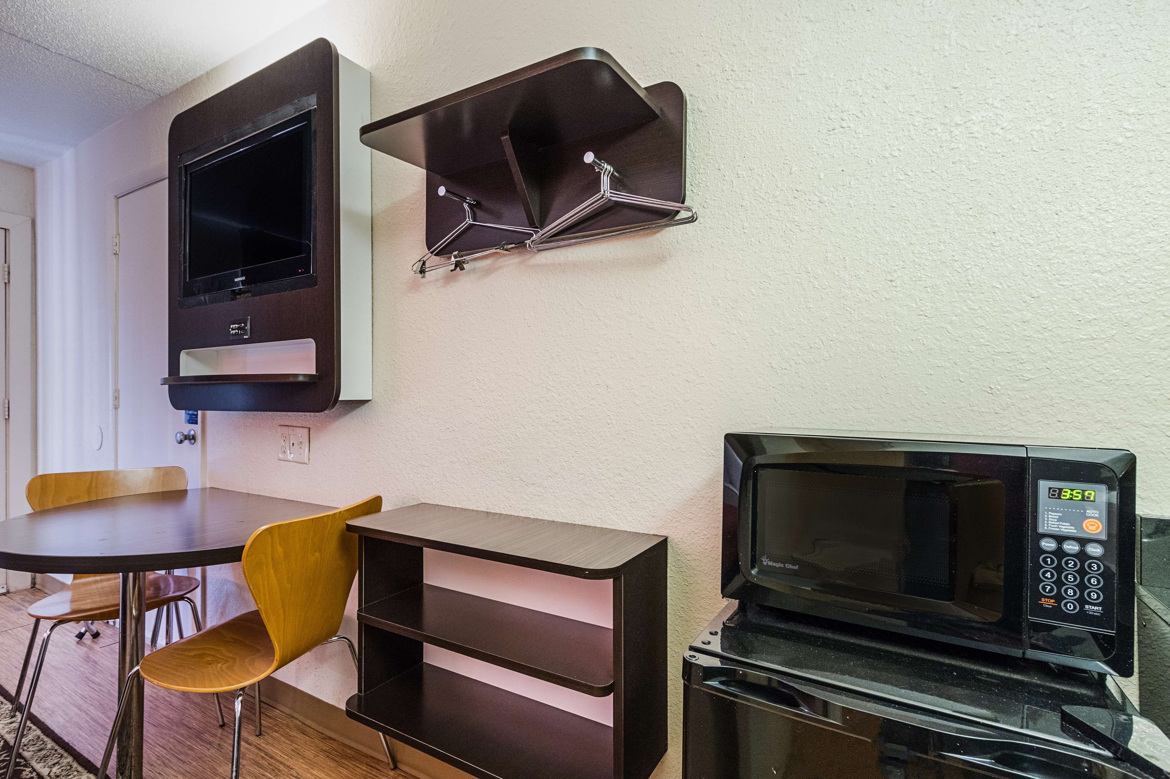 Econo Lodge Inn & Suites
