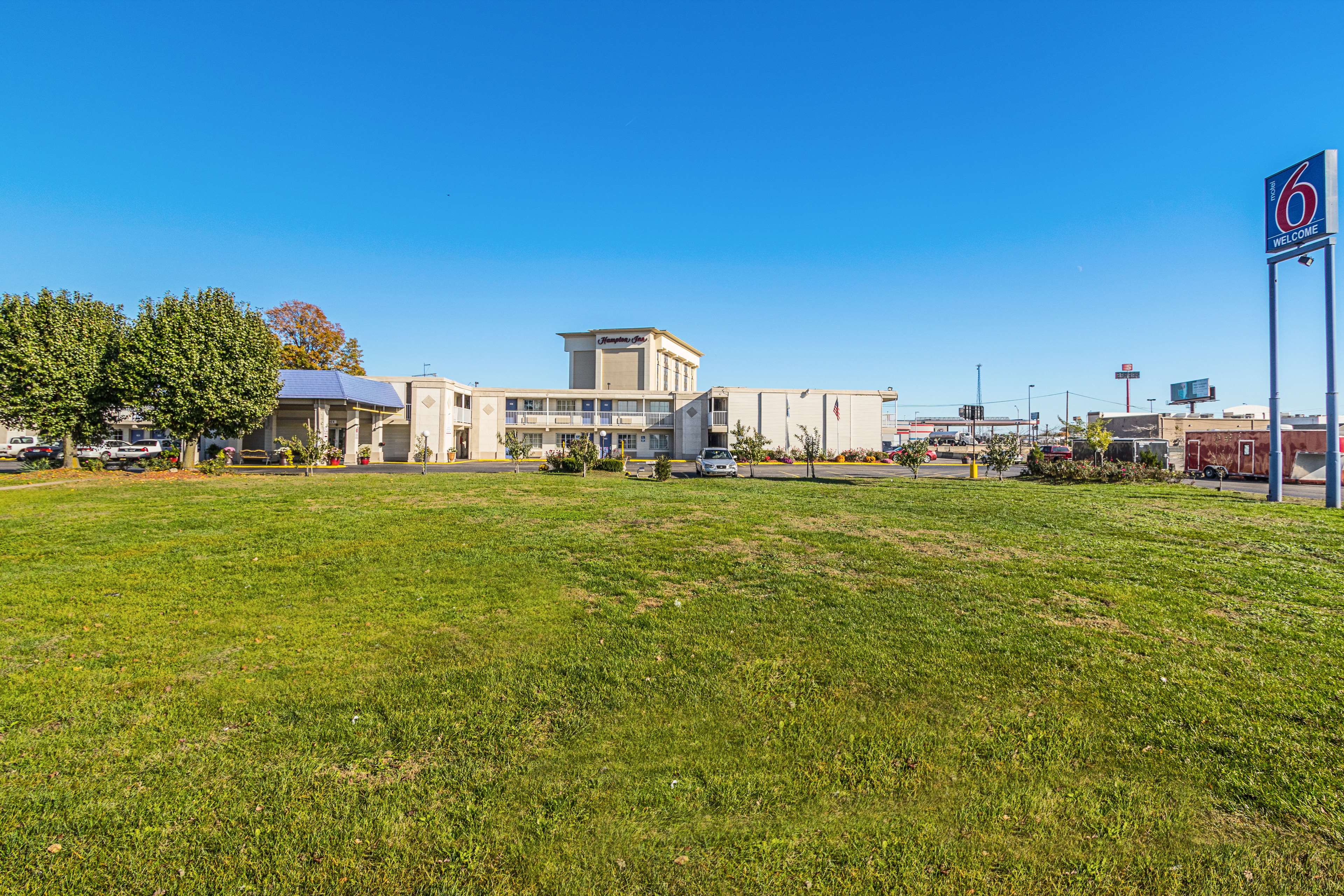 Econo Lodge Inn & Suites
