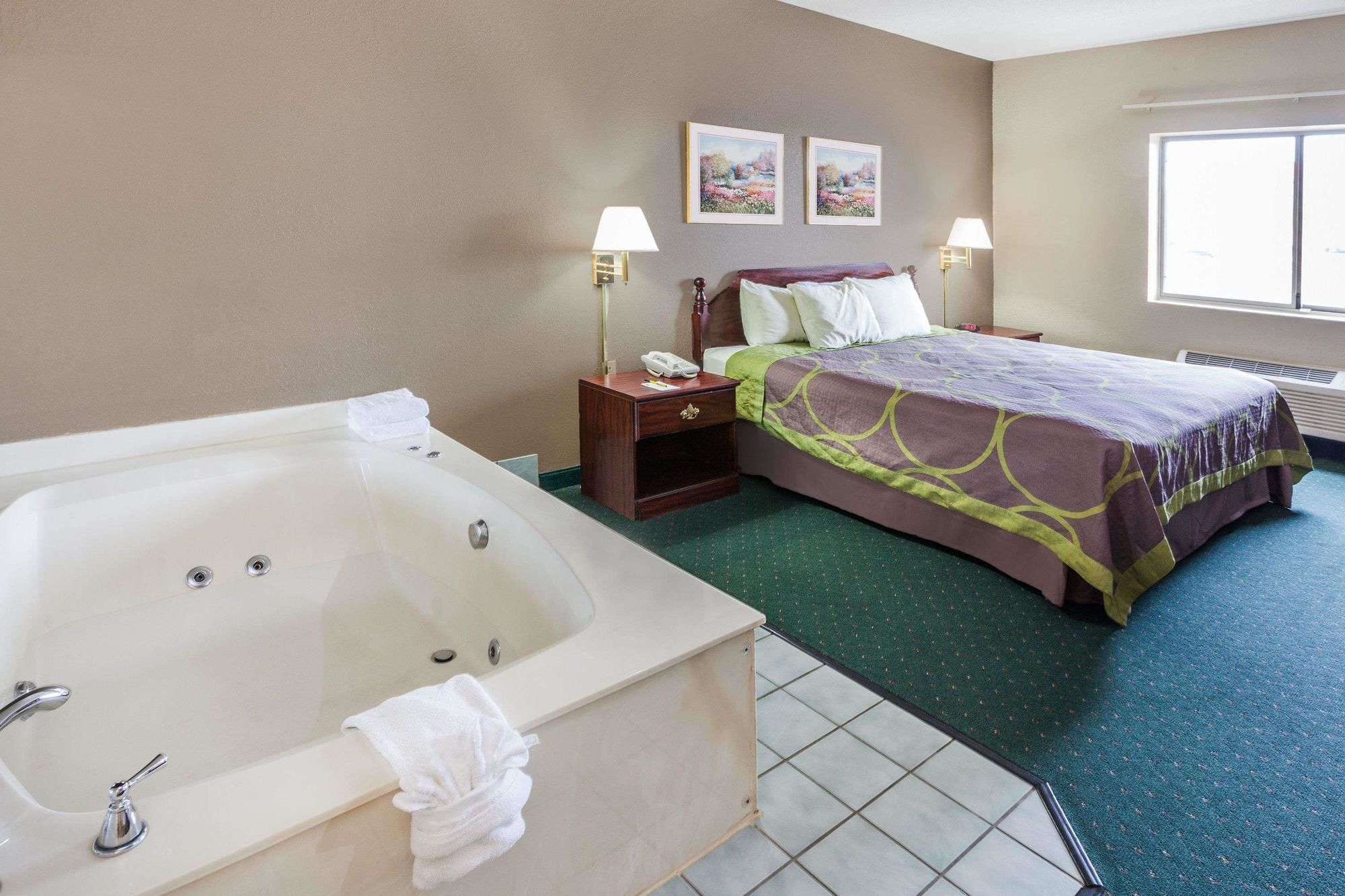 Super 8 by Wyndham Valparaiso