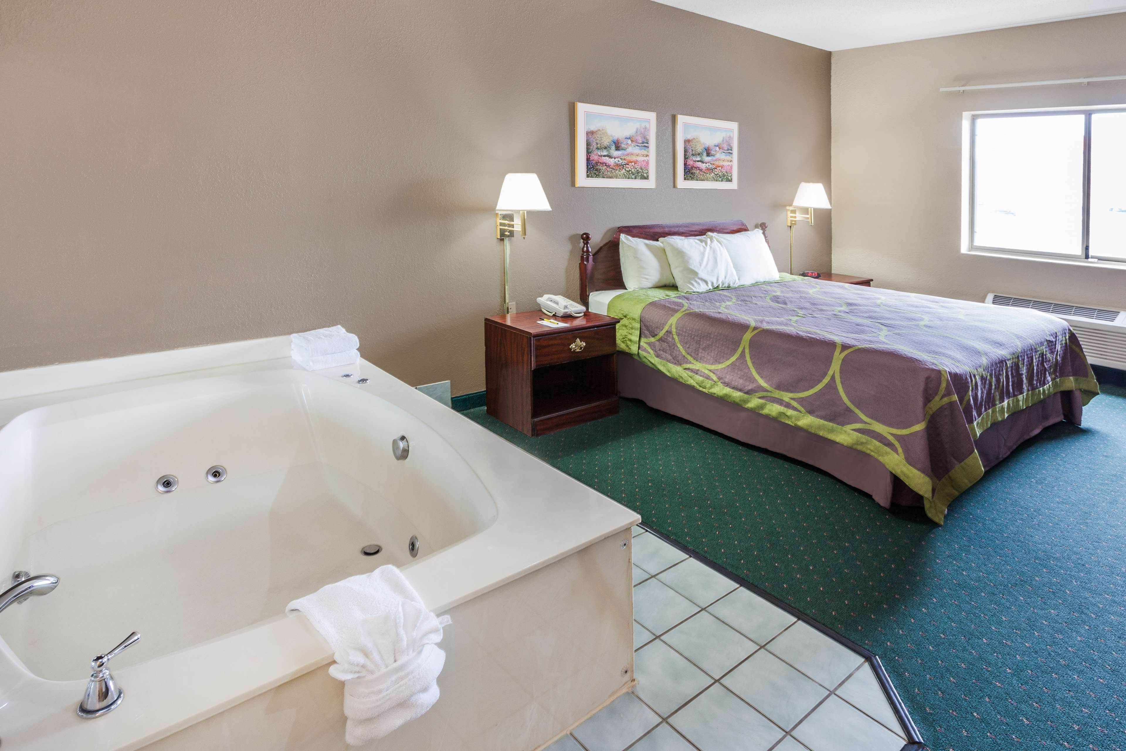 Super 8 by Wyndham Valparaiso