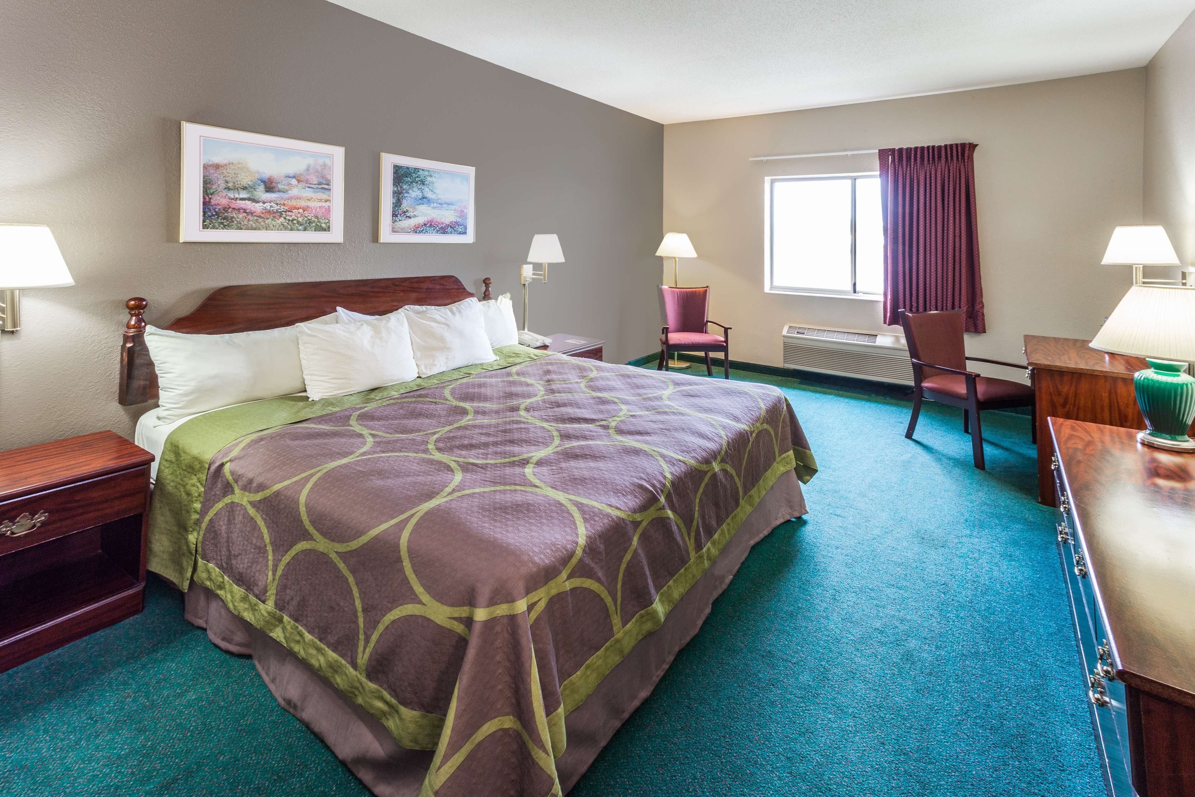 Super 8 by Wyndham Valparaiso