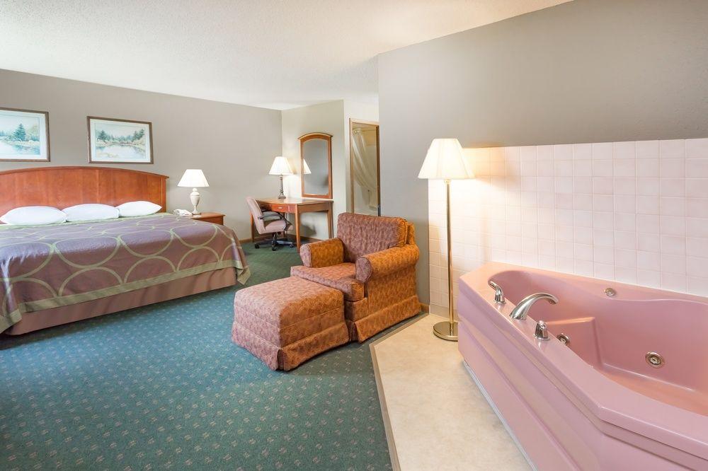 Super 8 by Wyndham Anamosa IA