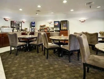 Ramada by Wyndham Bettendorf