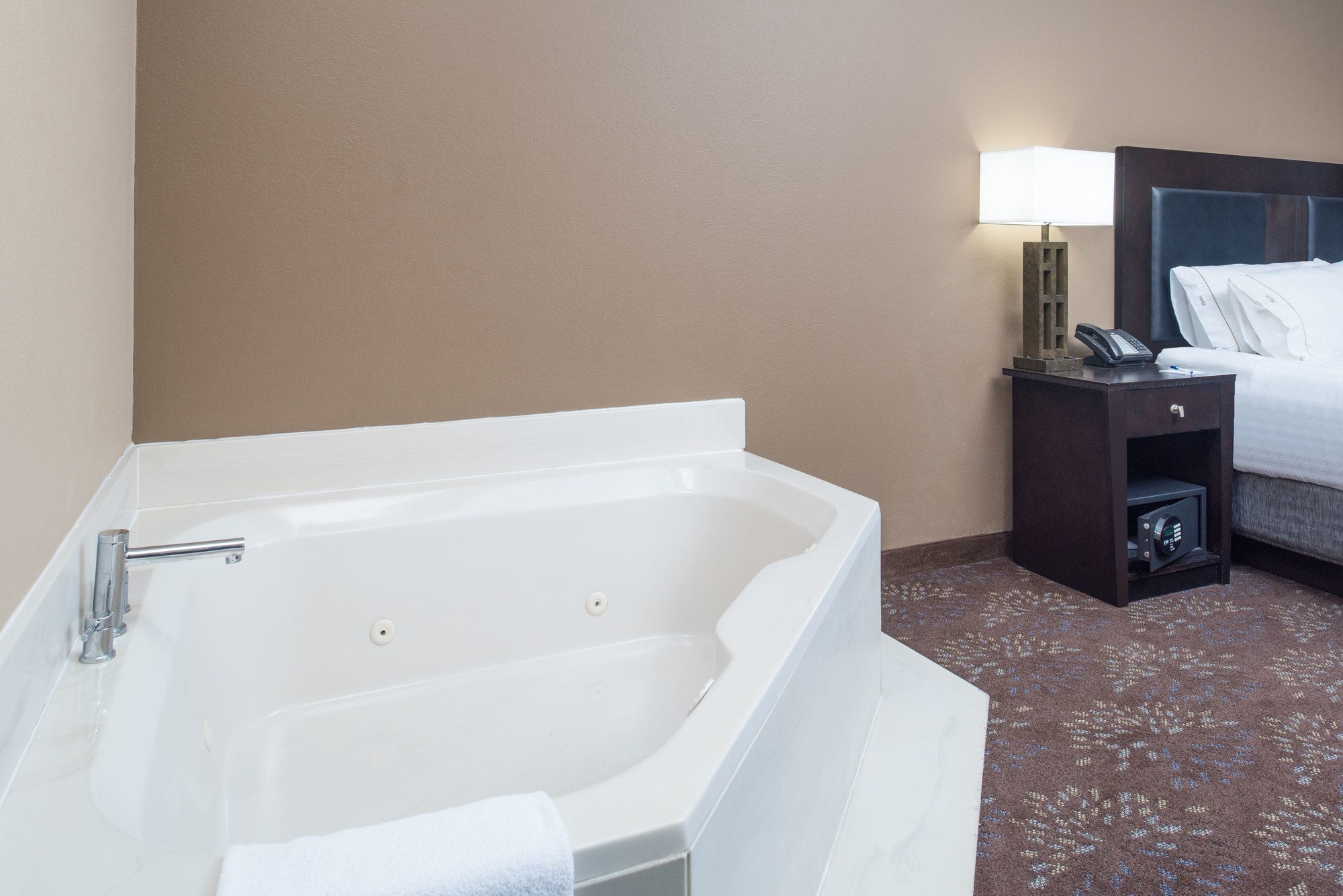Holiday Inn Express & Suites Burlington