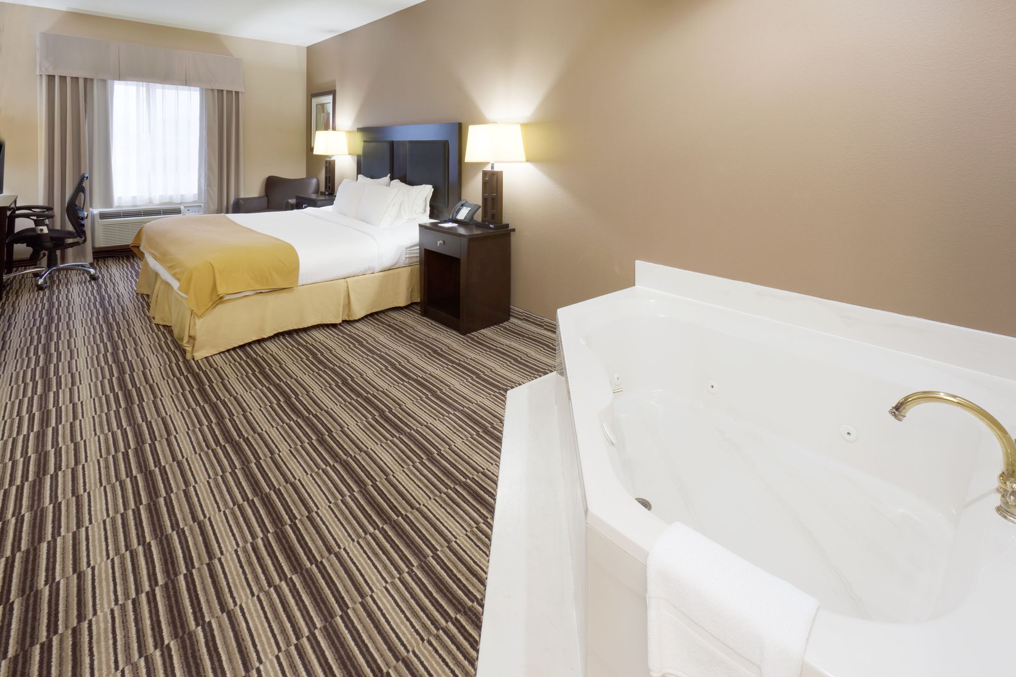 Holiday Inn Express & Suites Burlington