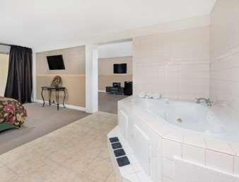 Howard Johnson by Wyndham Burlington