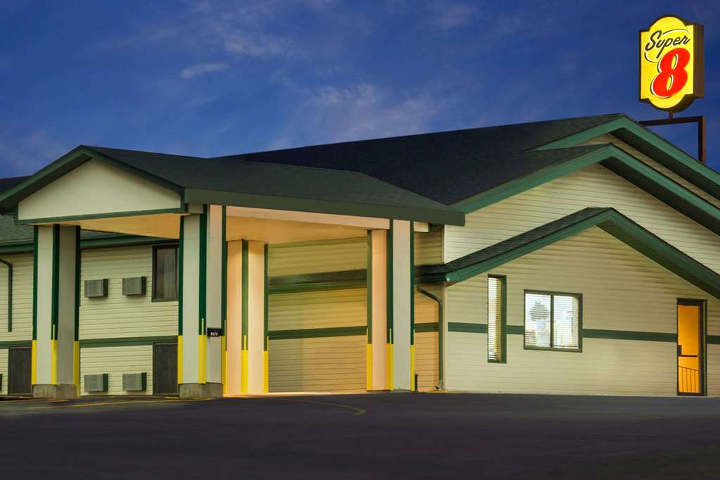 Super 8 by Wyndham Carroll