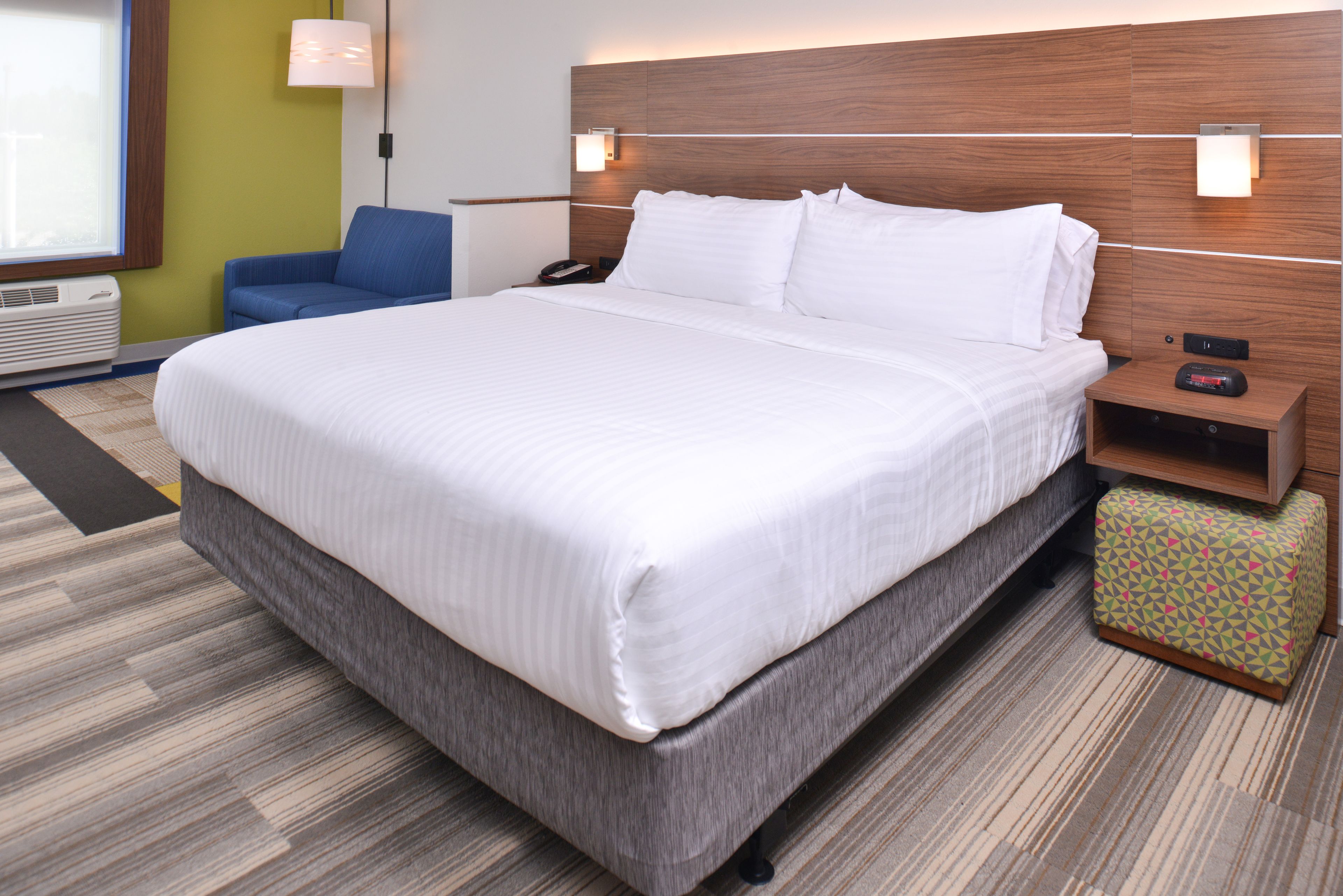 Holiday Inn Express & Suites Omaha Airport