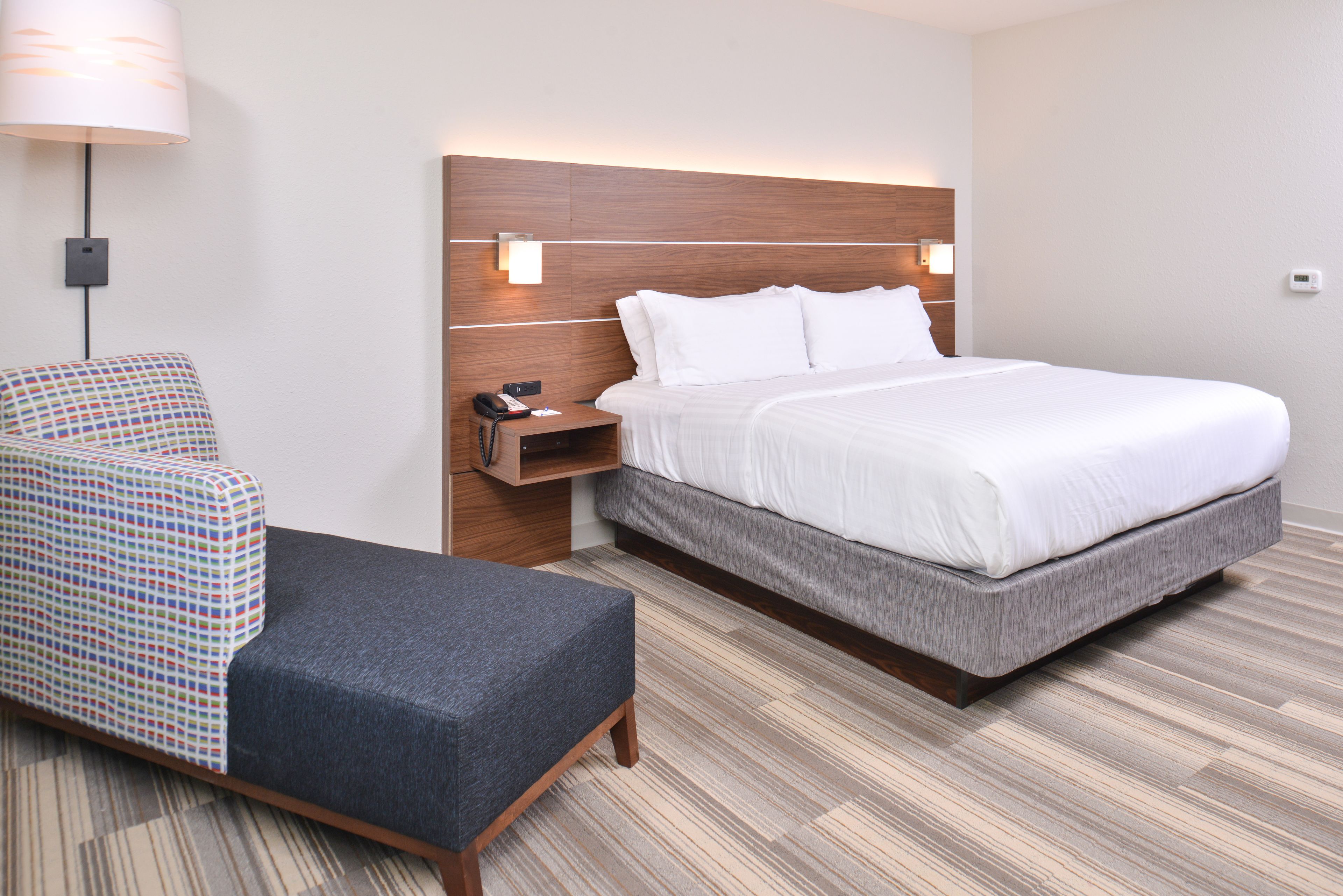 Holiday Inn Express & Suites Omaha Airport