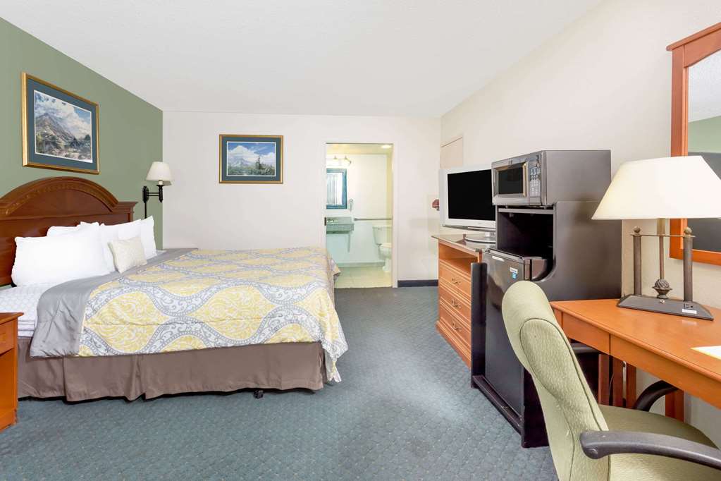 Days Inn by Wyndham Cedar Falls- University Plaza