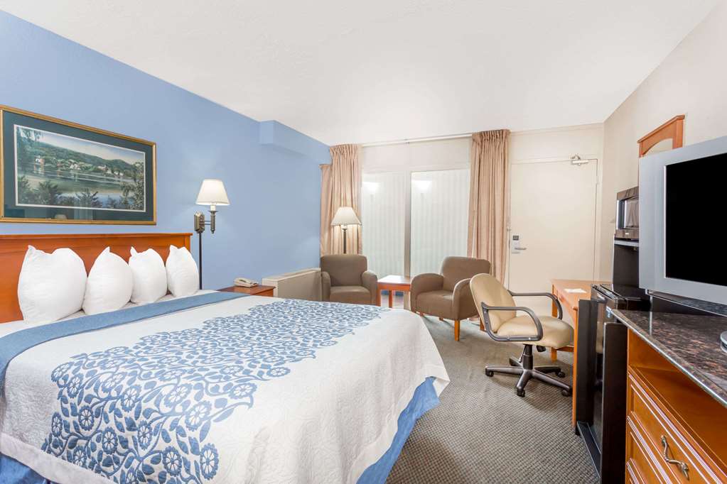 Days Inn by Wyndham Cedar Falls- University Plaza