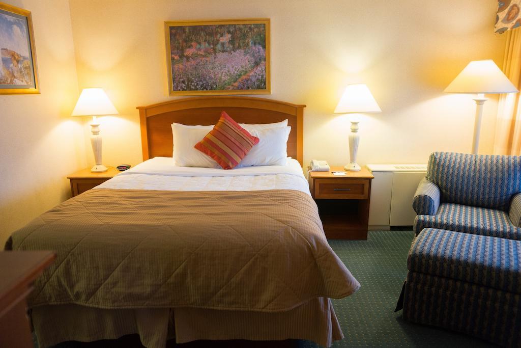 Days Inn by Wyndham Cedar Falls- University Plaza