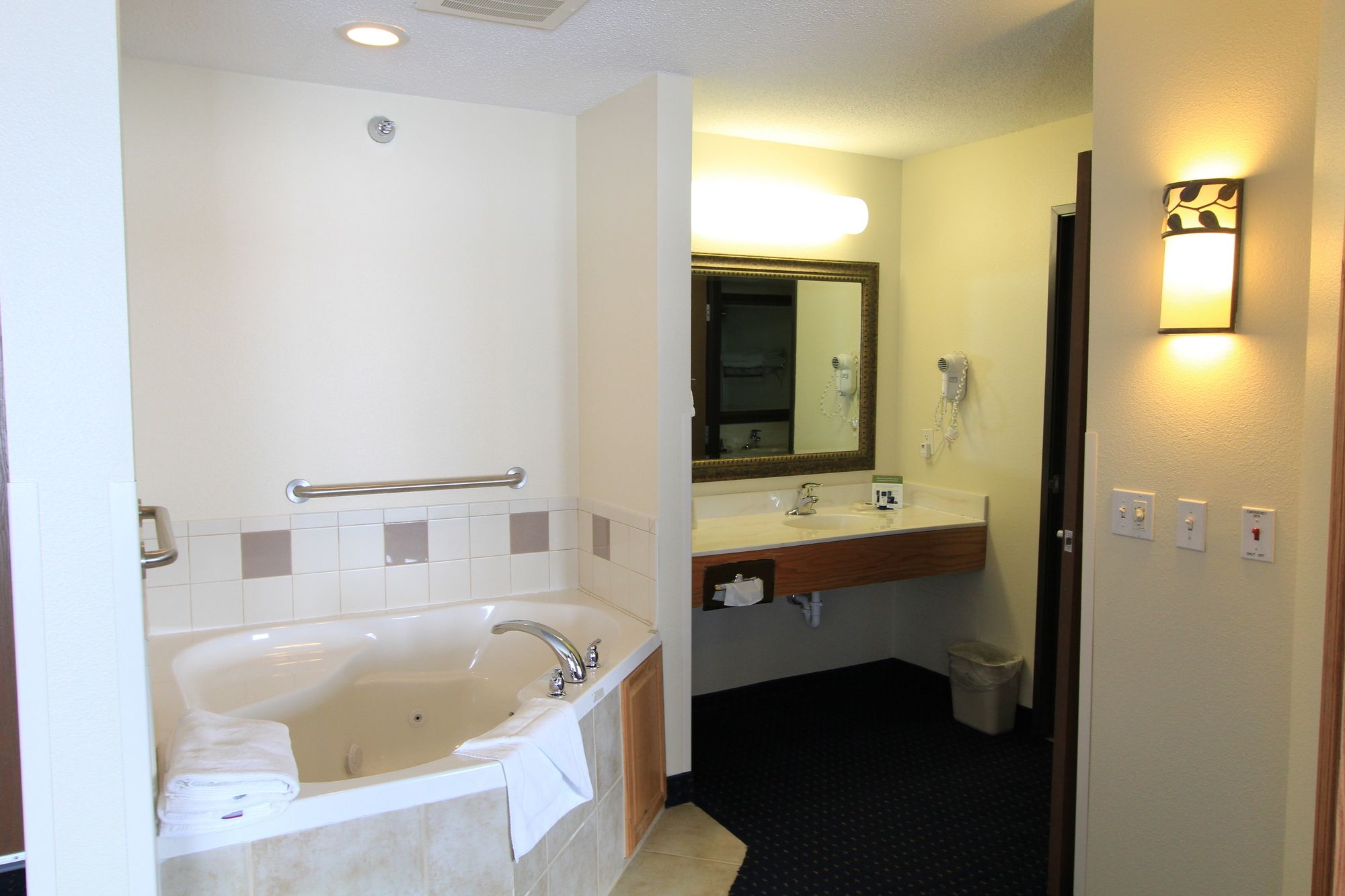 AmericInn by Wyndham Cedar Rapids