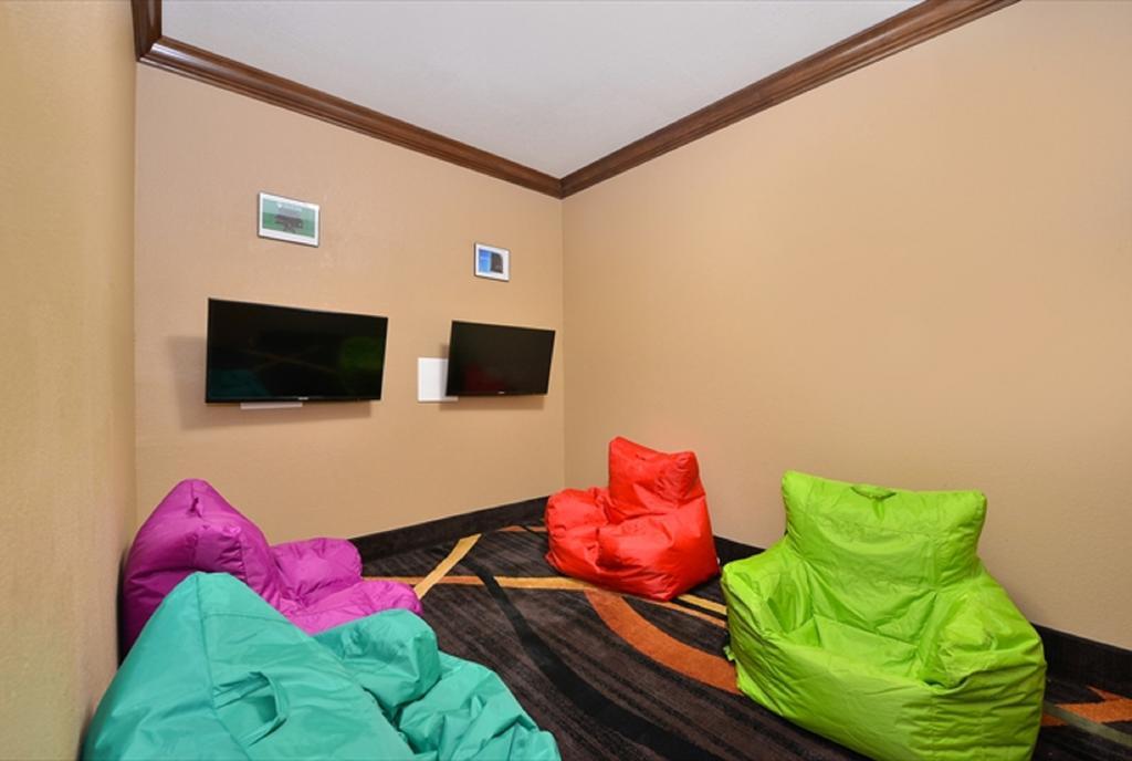 Comfort Inn & Suites Cedar Rapids North - Collins Road