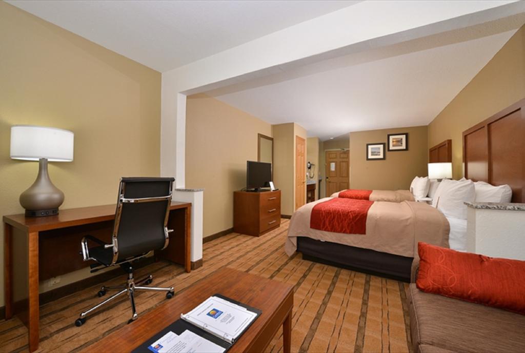 Comfort Inn & Suites Cedar Rapids North - Collins Road