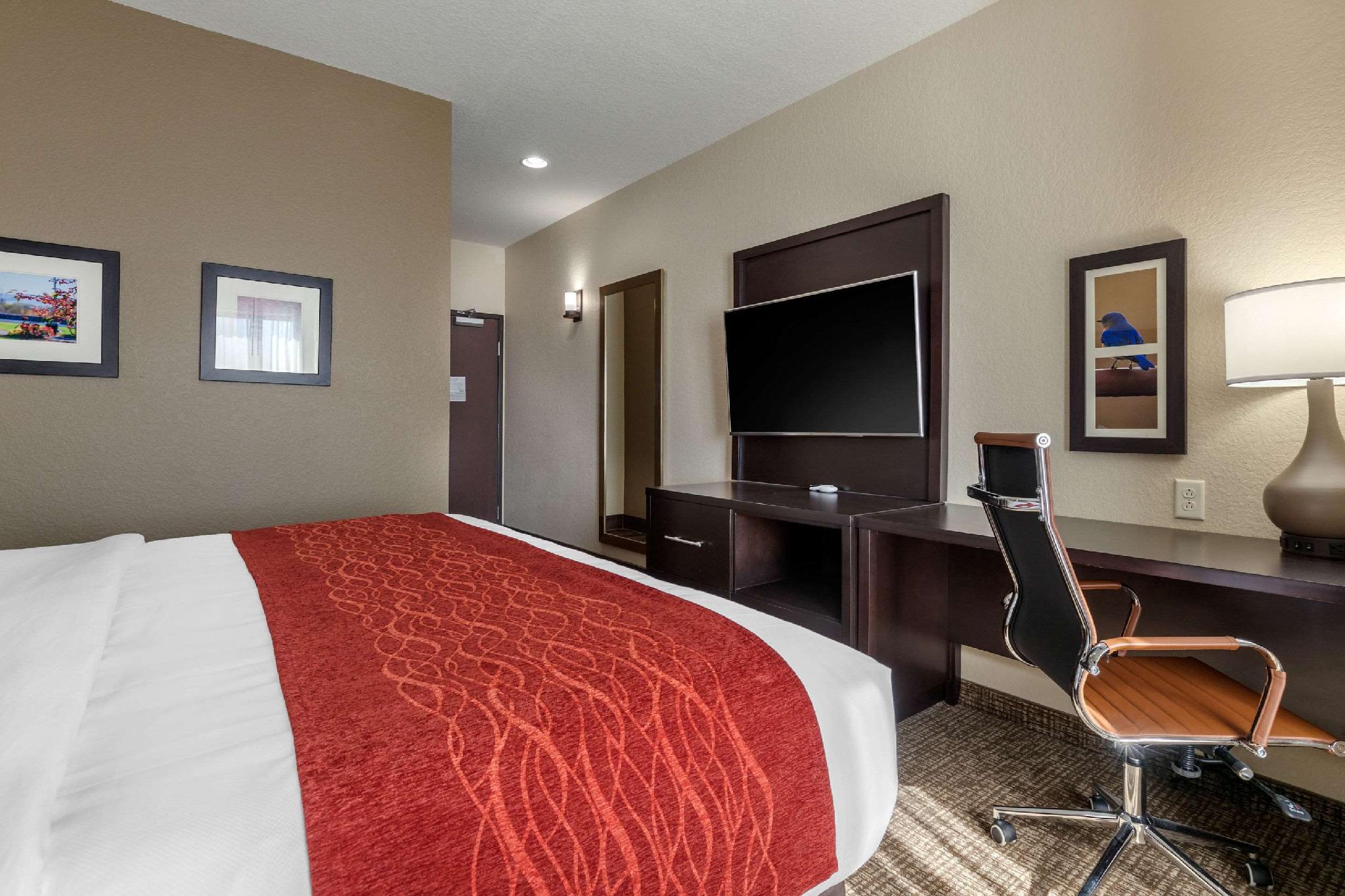 Comfort Inn & Suites Cedar Rapids CID Eastern Iowa Airport