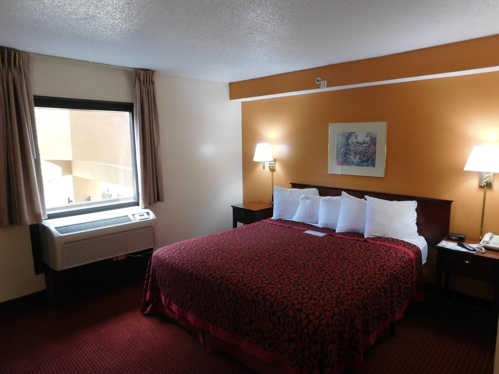 Days Inn & Suites by Wyndham Cedar Rapids