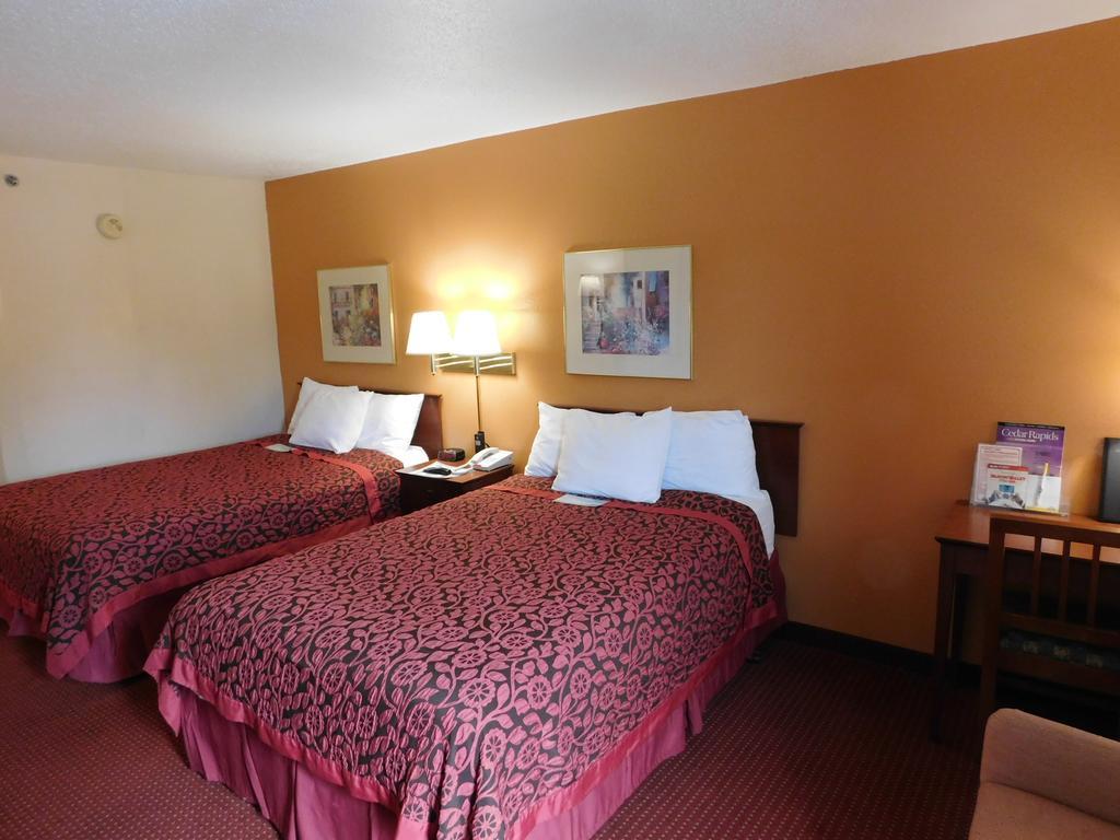 Days Inn & Suites by Wyndham Cedar Rapids