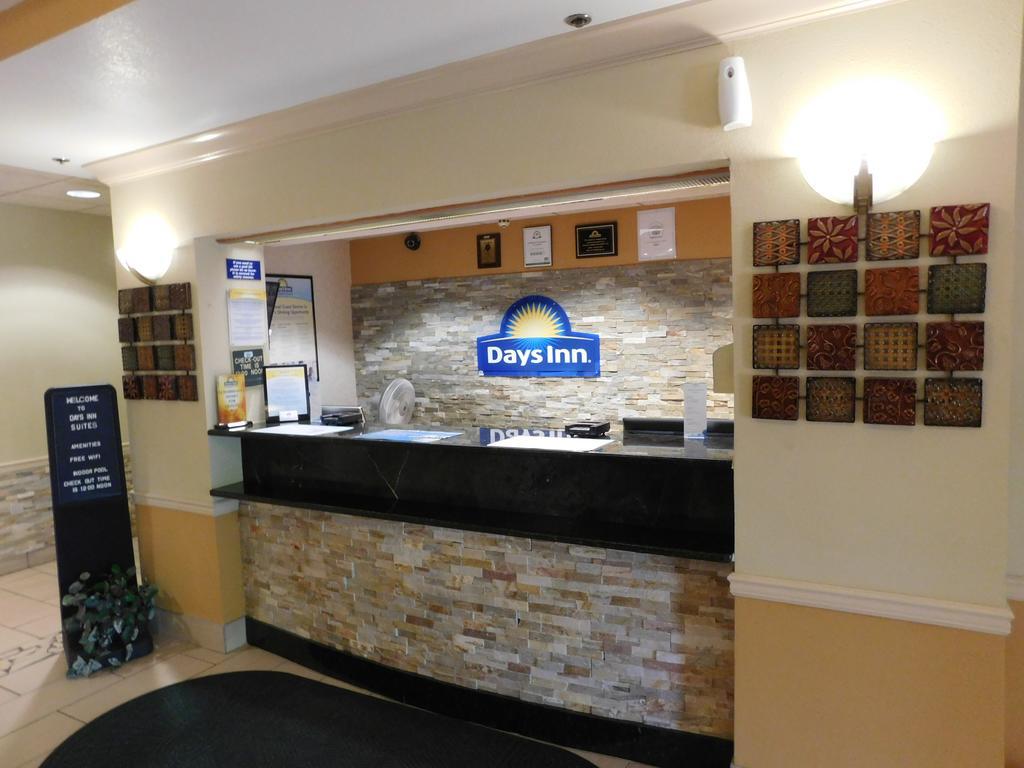 Days Inn & Suites by Wyndham Cedar Rapids