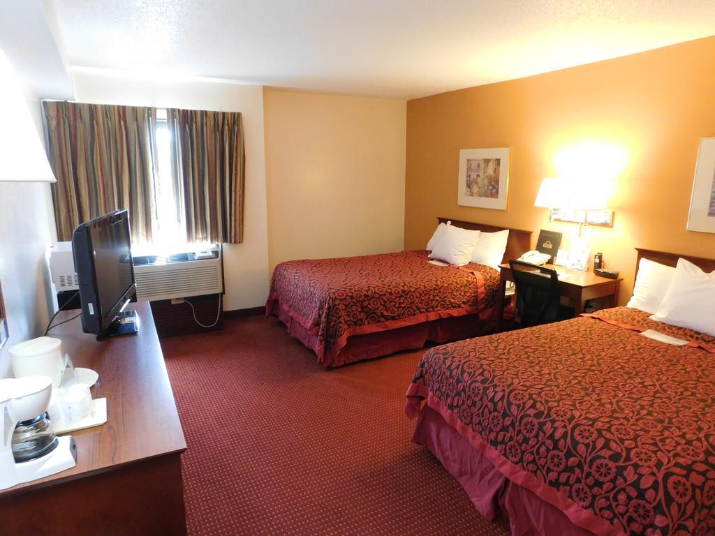 Days Inn & Suites by Wyndham Cedar Rapids