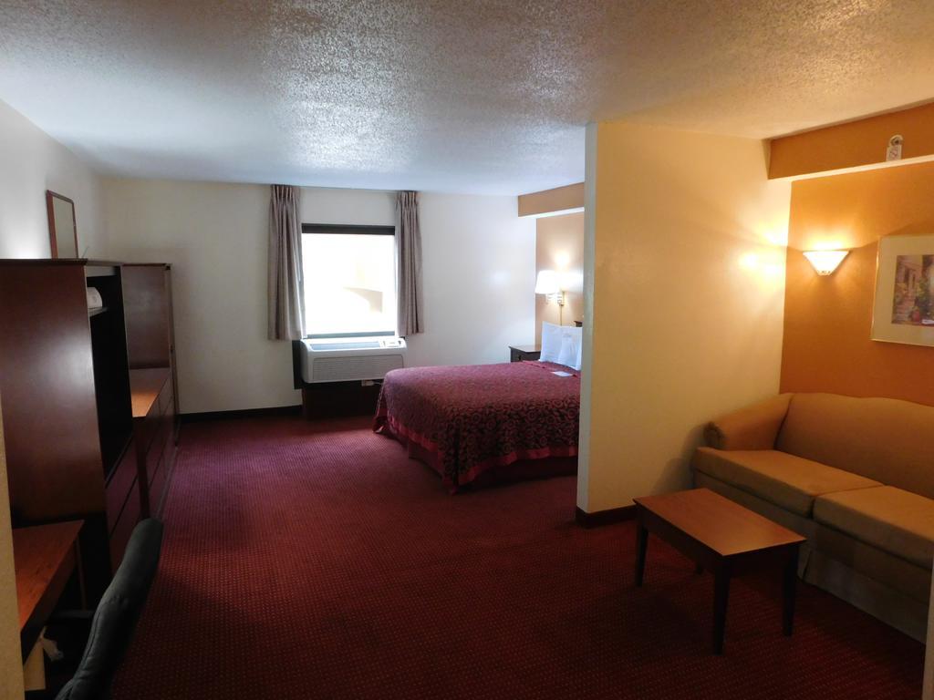 Days Inn & Suites by Wyndham Cedar Rapids
