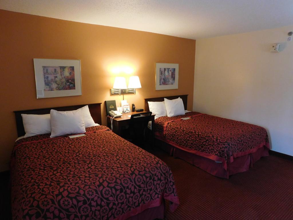 Days Inn & Suites by Wyndham Cedar Rapids