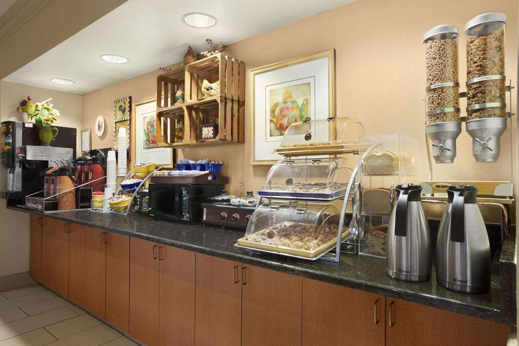 Days Inn & Suites by Wyndham Cedar Rapids