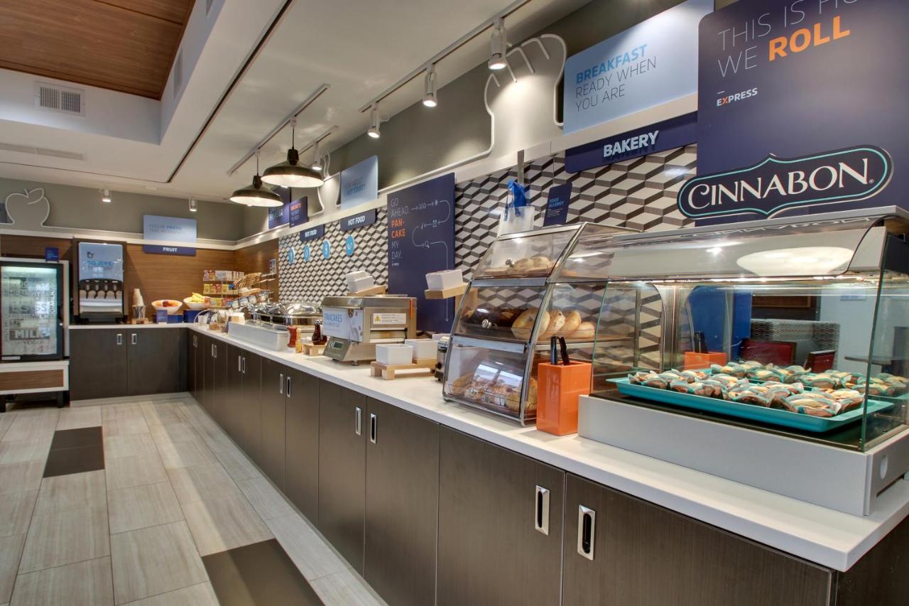 Holiday Inn Express & Suites Cedar Rapids I-380 @ 33rd Avenue