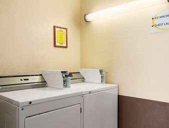 Super 8 by Wyndham Cedar Rapids