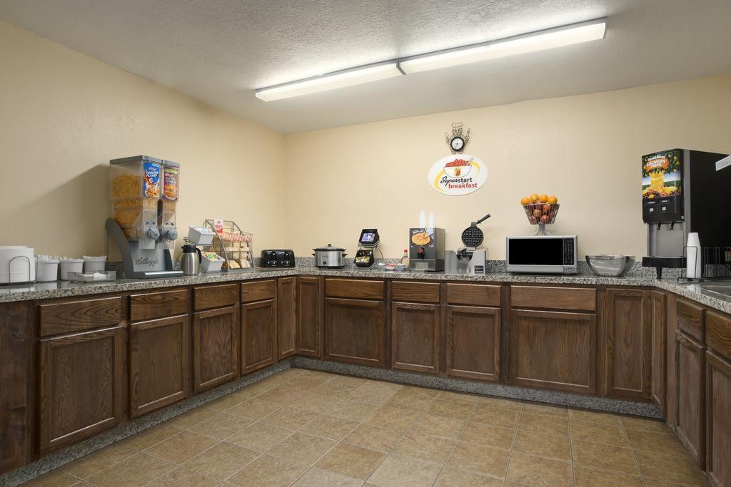 Super 8 by Wyndham Cedar Rapids