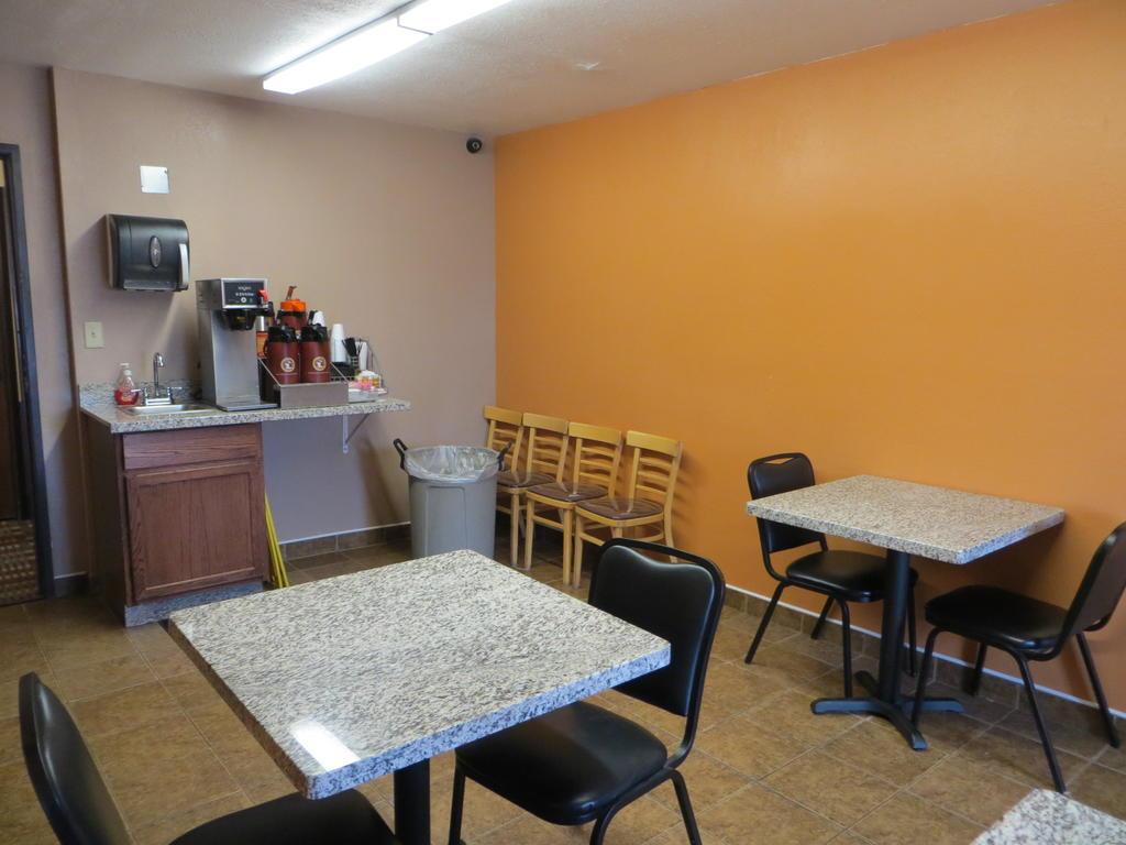 Super 8 by Wyndham Cedar Rapids