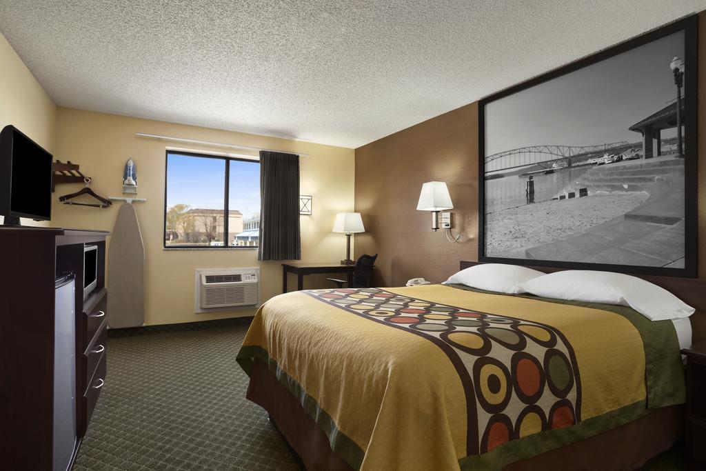 Super 8 by Wyndham Cedar Rapids