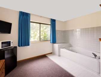 Super 8 by Wyndham Centerville