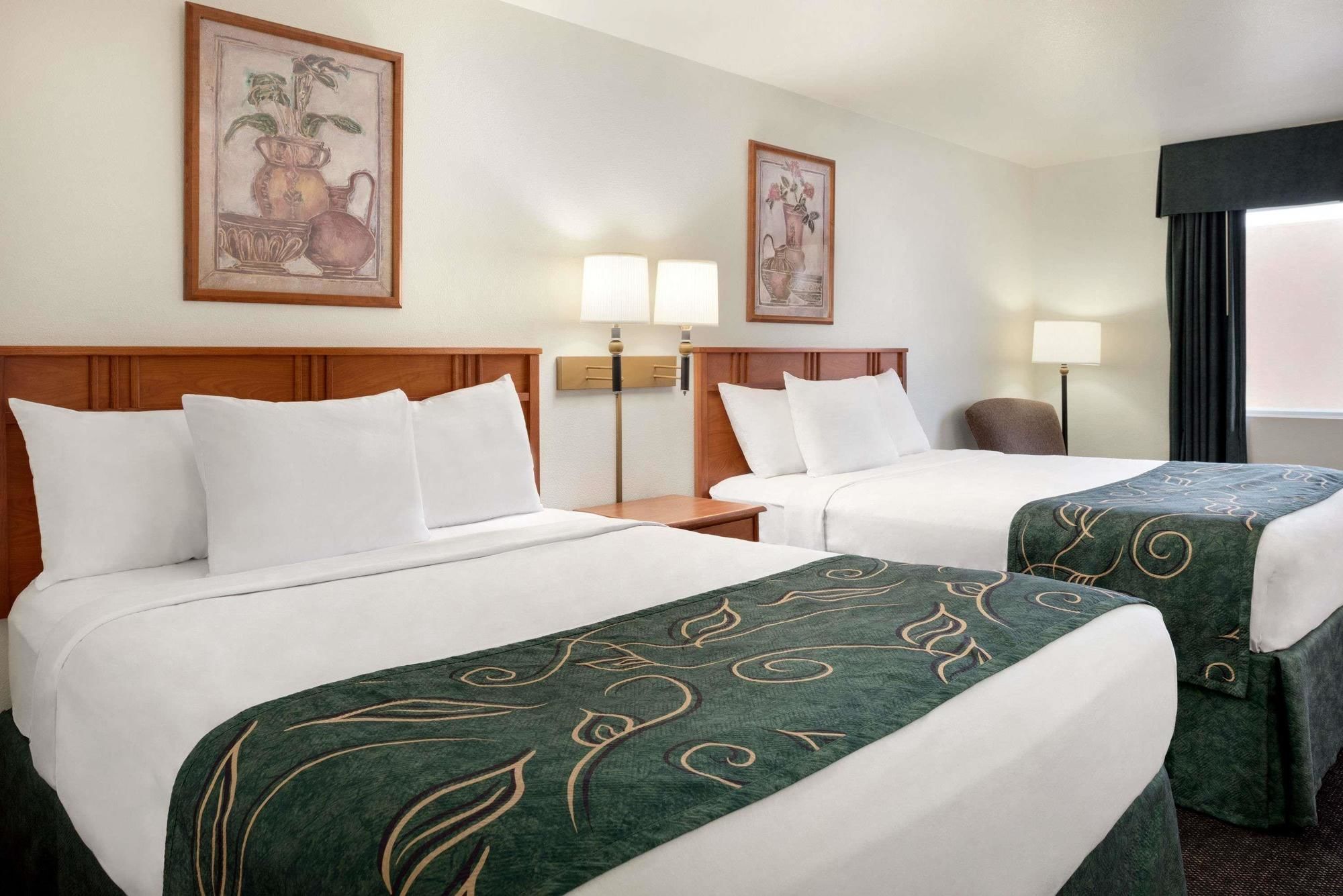 Travelodge by Wyndham Clinton Valley West Court