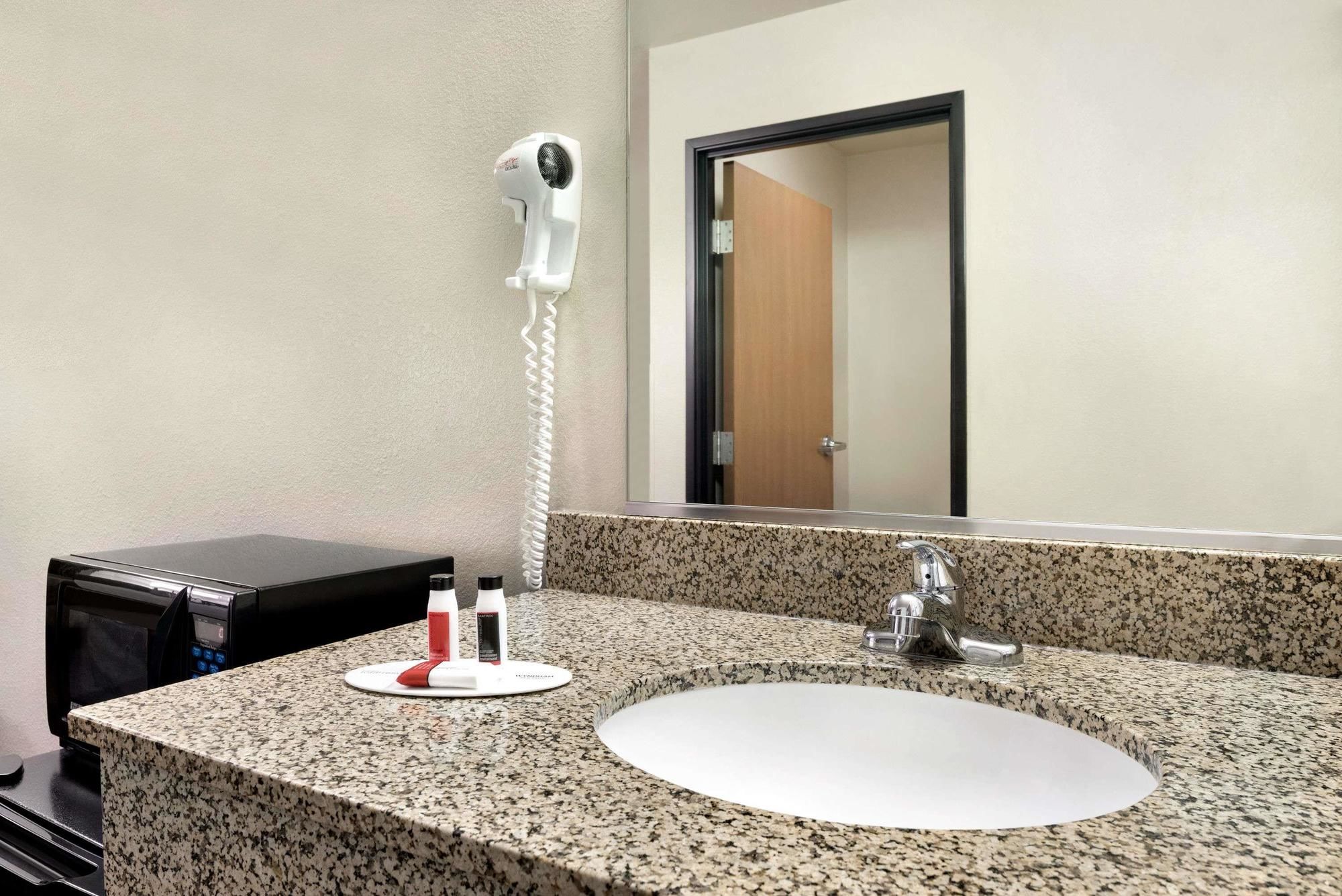 Travelodge by Wyndham Clinton Valley West Court